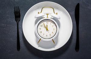 यह इंटरमिटेंट उपवास आपके रक्त शर्करा और वजन घटाने को कैसे संतुलित कर सकता है